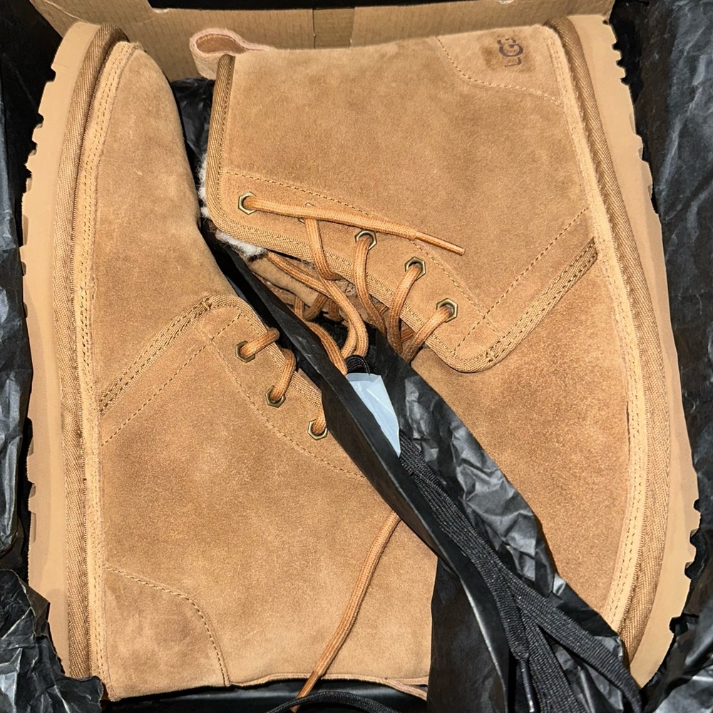 MEN UGGS. SZ 10 HARKLEYS. /w BOX